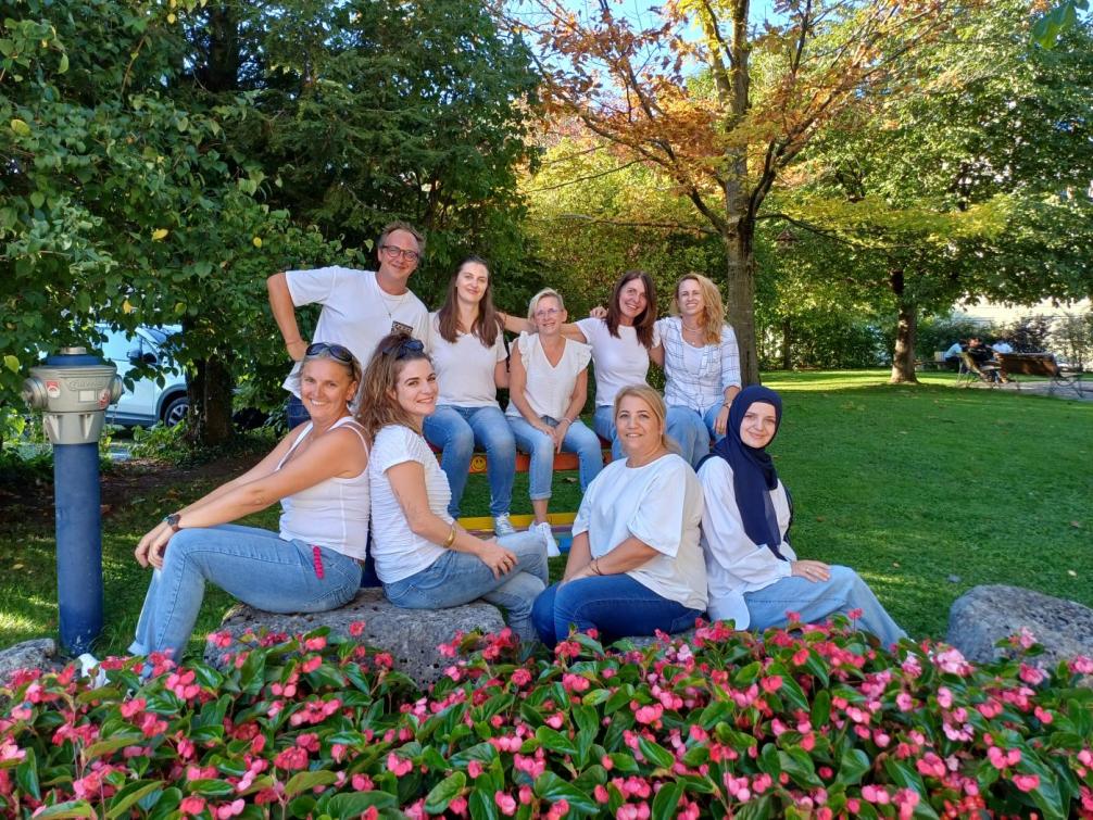 Bild des gesamten Teams 9 Personen